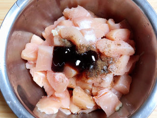 3、咖喱鸡肉土豆,肌肉块中放入蚝油、生抽、盐、花椒粉。