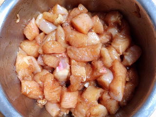 4、咖喱鸡肉土豆,搅拌均匀，腌制5-10分钟。