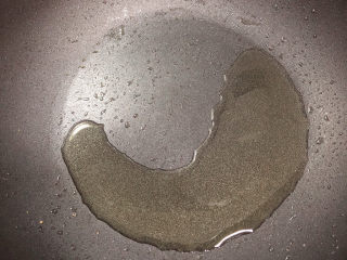 5、咖喱鸡肉土豆,锅中倒入油，加热至五成热。