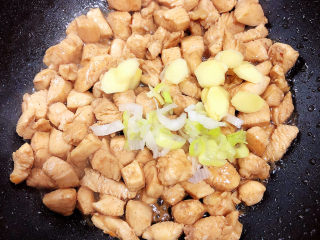 7、咖喱鸡肉土豆,放入葱姜，翻炒均匀。