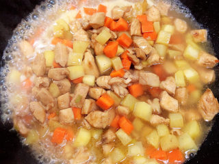 9、咖喱鸡肉土豆,倒入500ml水，大火烧开。中火炖煮5分钟。