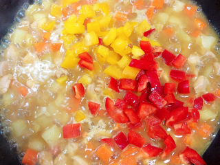 11、咖喱鸡肉土豆,大约2-3分钟，咖喱块都以融化开，放入黄红椒块。