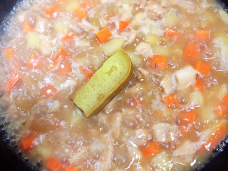 10、咖喱鸡肉土豆,放入咖喱块，慢慢融化搅拌均匀。