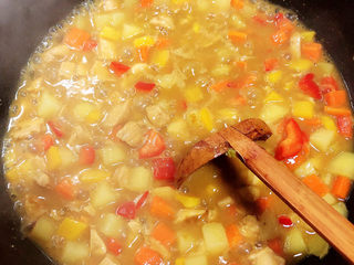 12、咖喱鸡肉土豆,继续搅拌均匀，不要让咖喱粘底。