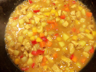 13、咖喱鸡肉土豆,最后收汁，留少许汤汁即可出锅了。