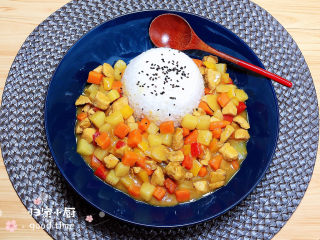 15、咖喱鸡肉土豆,盛饭装盘，饭上可以加少许黑芝麻点缀，盘子旁边盛几勺咖喱土豆鸡块，一份充满浓郁咖喱味美食就上桌了！