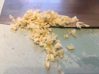 4、柠香迷迭鸡,蒜头去皮剁细