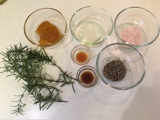 5、柠香迷迭鸡,杏桃酱、橄榄油、粗海盐、迷迭香、tabasco、酱油膏、黑胡椒粒