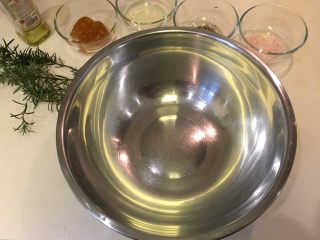 6、柠香迷迭鸡,准备一个大盆先