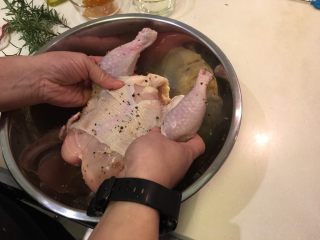 11、柠香迷迭鸡,双手一起，给她按摩按摩，让海盐、黑胡椒均匀上身