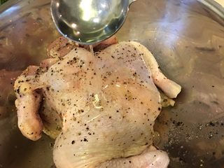 12、柠香迷迭鸡,淋上橄榄油