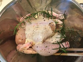 13、柠香迷迭鸡,放入迷迭香，肚子里也塞一下