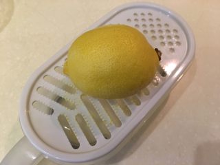 16、柠香迷迭鸡,利用工具刨下柠檬皮屑