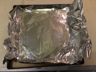 23、柠香迷迭鸡,3小时后，烤盘铺上锡箔纸，烤箱预热210度！