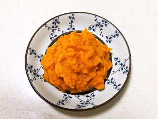 3、南瓜蒸糕,把蒸好的南瓜压成南瓜泥,晾凉备用