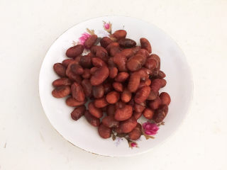 5、南瓜蒸糕,大红豆放入压力锅煮50分钟,捞出来,沥干水份,晾凉备用