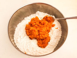 8、南瓜蒸糕,把南瓜泥放入面粉里