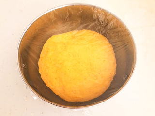 12、南瓜蒸糕,盖上保鲜膜饧发至一倍大