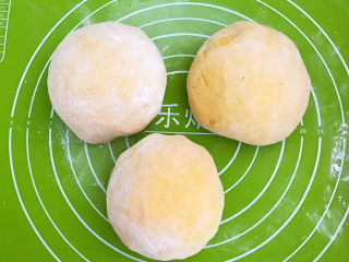 14、南瓜蒸糕,把面团分成3份,揉圆