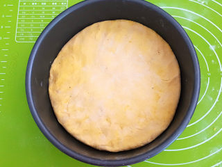 19、南瓜蒸糕,把面皮盖在红豆上面