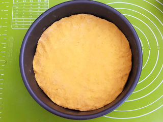 22、南瓜蒸糕,再把面皮盖在红豆上面