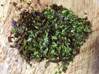 4、#春食野菜#椿芽烘鹅蛋,把椿芽剁碎