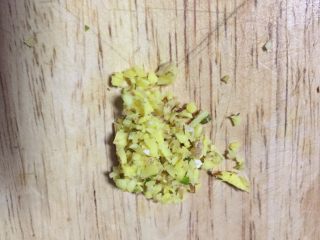 5、#春食野菜#椿芽烘鹅蛋,老姜剁碎