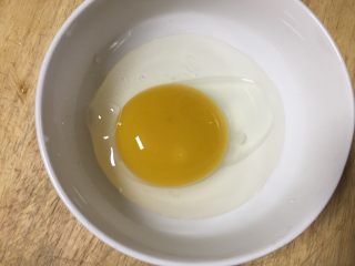 6、#春食野菜#椿芽烘鹅蛋,鹅蛋打入碗里,