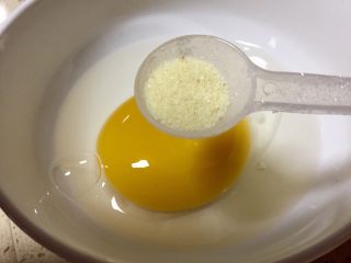 7、#春食野菜#椿芽烘鹅蛋,加入适量调味盐