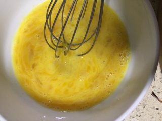 8、#春食野菜#椿芽烘鹅蛋,用蛋抽把鹅蛋调匀