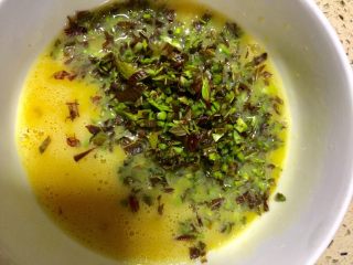 9、#春食野菜#椿芽烘鹅蛋,放入剁碎的椿芽