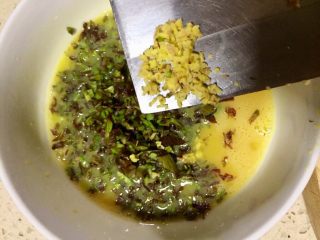 10、#春食野菜#椿芽烘鹅蛋,放入剁碎的老姜