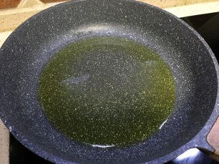 12、#春食野菜#椿芽烘鹅蛋,平底锅倒入适量食用油