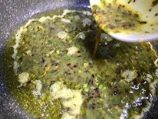 13、#春食野菜#椿芽烘鹅蛋,中高火,油温6成热时倒入鹅蛋混合液