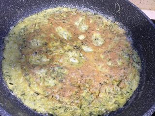 14、#春食野菜#椿芽烘鹅蛋,待底部干结后反面,两面烘至焦黄