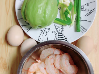 1、佛手瓜炒鸡蛋,准备好食材。虾仁、佛手瓜、鸡蛋、葱蒜。