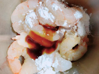 2、佛手瓜炒鸡蛋,腌制虾仁,放入盐、料酒、生抽、蚝油、淀粉、黑胡椒碎。