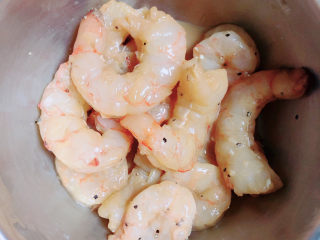 3、佛手瓜炒鸡蛋,搅拌均匀,腌制5分钟。