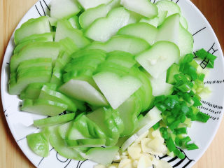 4、佛手瓜炒鸡蛋,腌制虾仁时,切好蔬菜待用。