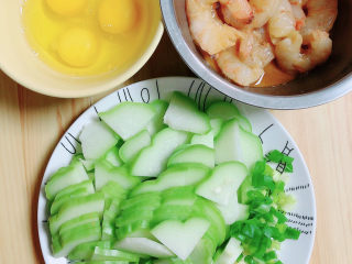 5、佛手瓜炒鸡蛋,打好鸡蛋,食材准备好可以开始烹饪了。