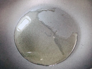 6、佛手瓜炒鸡蛋,锅中烧油,烧至七成热。