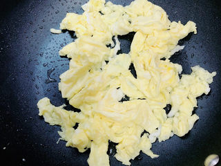 7、佛手瓜炒鸡蛋,倒入鸡蛋,翻炒均匀,炒好成盘待用。