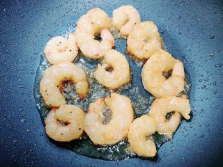 8、佛手瓜炒鸡蛋,锅中倒入油,加热至五成热。放入虾仁,煎至焦黄。