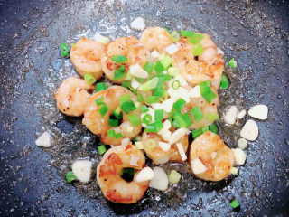 9、佛手瓜炒鸡蛋,虾仁煎好,加入葱蒜,翻炒均匀。