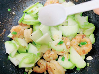 11、佛手瓜炒鸡蛋,加入盐,继续翻炒。