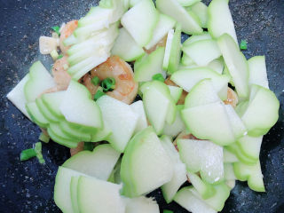 10、佛手瓜炒鸡蛋,加入佛手瓜片,翻炒均匀。