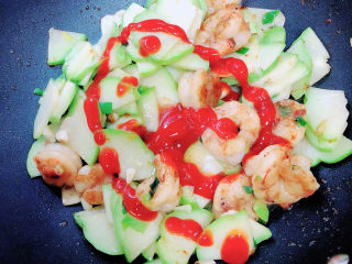 12、佛手瓜炒鸡蛋,加入番茄沙司,翻炒均匀。