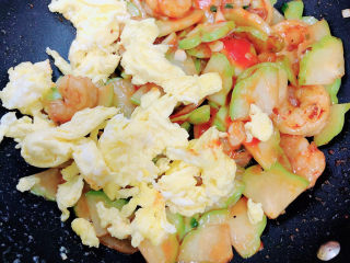 13、佛手瓜炒鸡蛋,再倒入炒好的鸡蛋。