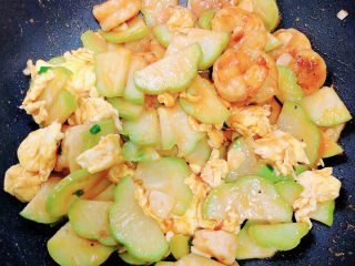 14、佛手瓜炒鸡蛋,翻炒均匀入味后,即可出锅了。