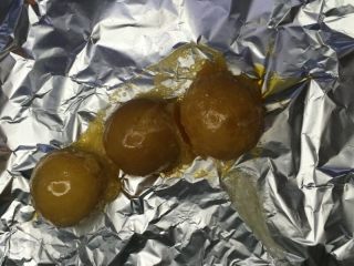 2、杏花楼咸蛋黄肉松网红青团,生咸鸭蛋黄分离出来后把咸蛋黄放烤箱里烤熟或煮蒸熟